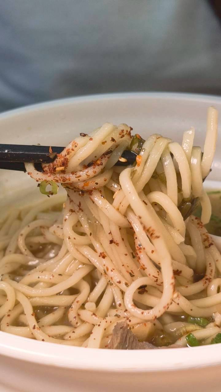 夢想麵館｜儒哥開箱的麵必須來吃一下，對得起價格的99元紅燒牛肉麵，吃過沒？