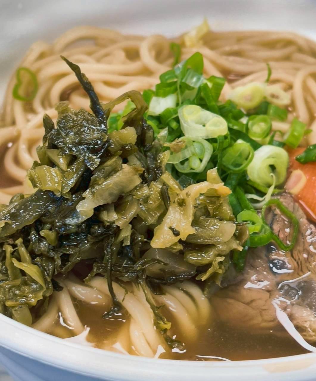 夢想麵館｜儒哥開箱的麵必須來吃一下，對得起價格的99元紅燒牛肉麵，吃過沒？