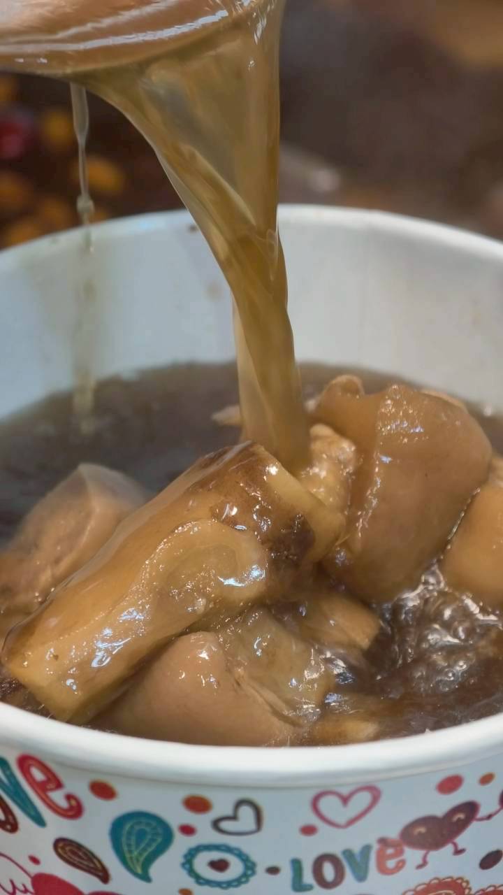 青年夜市低調存在口味高調的超人氣彤祖藥燉排骨、豬腳、腰只、豬心，吃過沒?