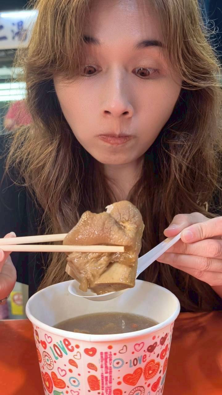 青年夜市低調存在口味高調的超人氣彤祖藥燉排骨、豬腳、腰只、豬心，吃過沒?