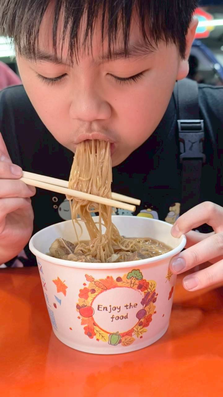 青年夜市低調存在口味高調的超人氣彤祖藥燉排骨、豬腳、腰只、豬心，吃過沒?