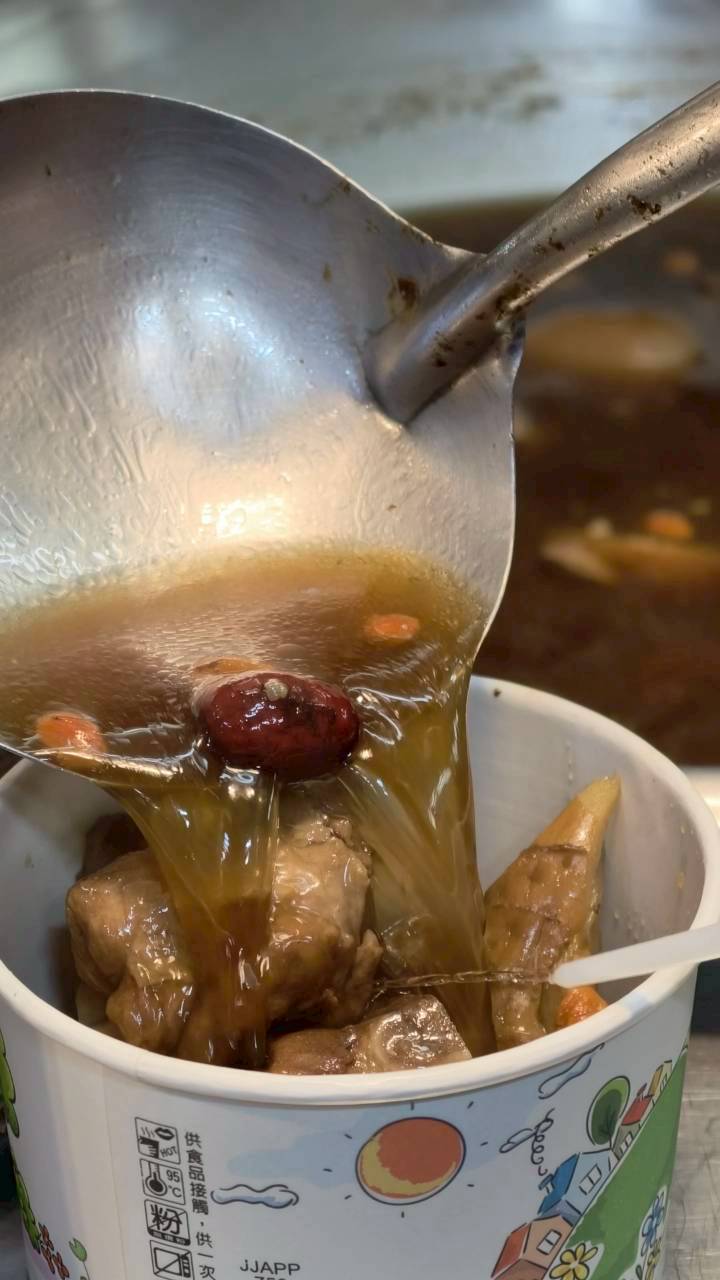 青年夜市低調存在口味高調的超人氣彤祖藥燉排骨、豬腳、腰只、豬心，吃過沒?