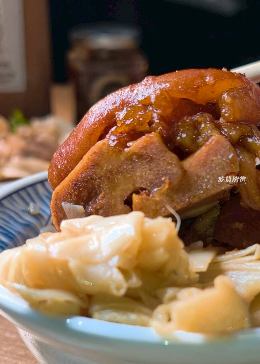 318霸王牛肉麵｜高雄鳳山｜牛肉嫩香、Q彈牛筋竟然還有超好吃的豬腳、腿庫飯!?