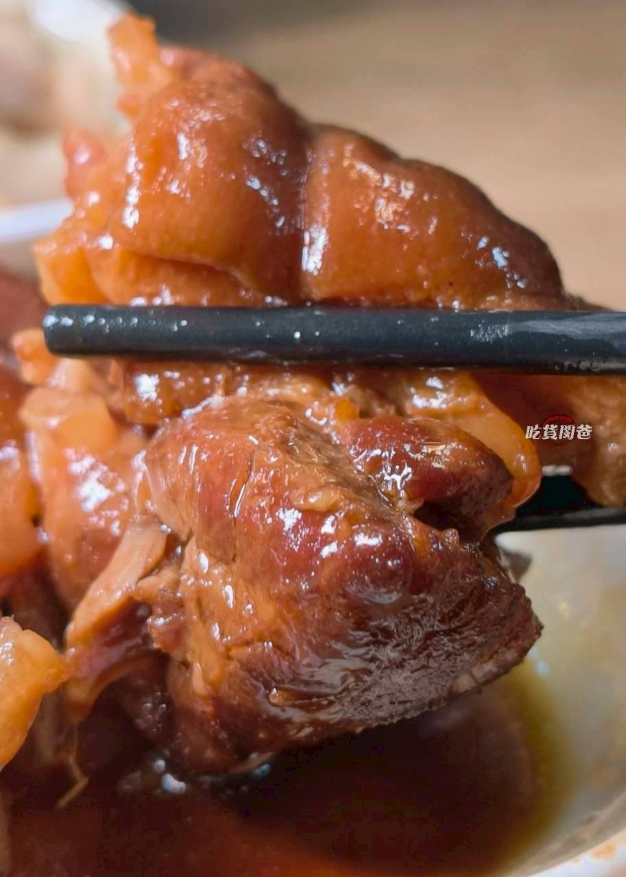 318霸王牛肉麵｜高雄鳳山｜牛肉嫩香、Q彈牛筋竟然還有超好吃的豬腳、腿庫飯!?