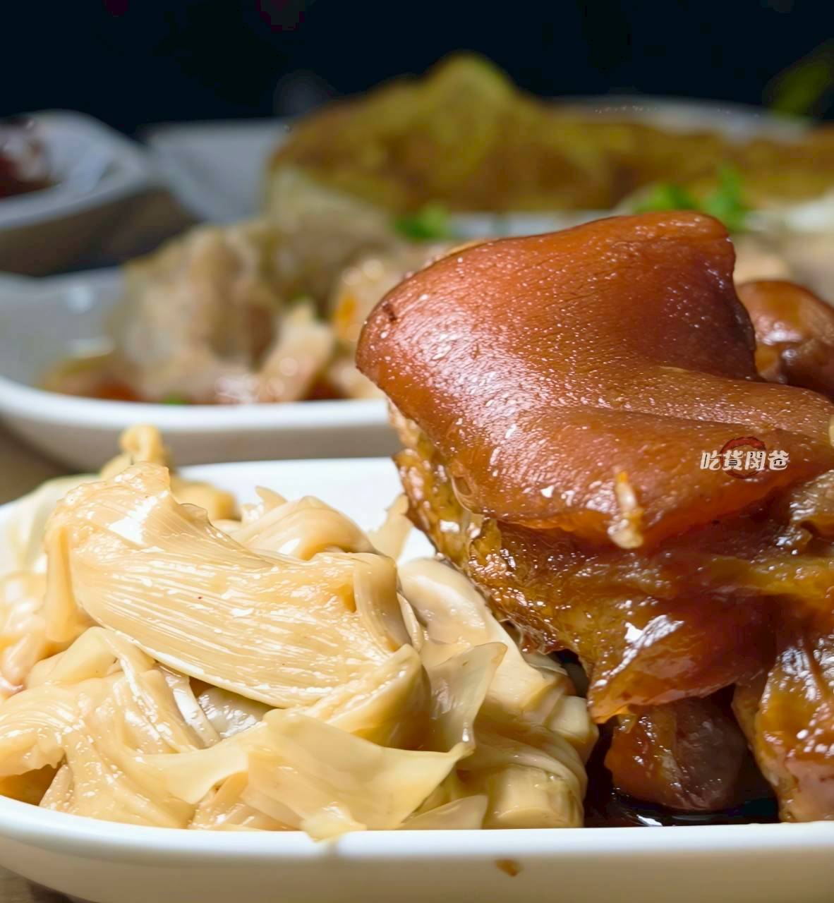 318霸王牛肉麵｜高雄鳳山｜牛肉嫩香、Q彈牛筋竟然還有超好吃的豬腳、腿庫飯!?