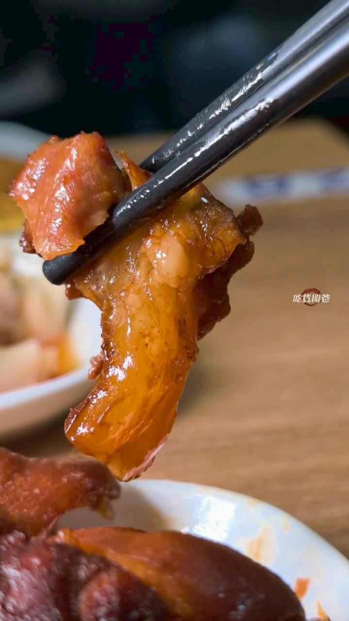 318霸王牛肉麵｜高雄鳳山｜牛肉嫩香、Q彈牛筋竟然還有超好吃的豬腳、腿庫飯!?