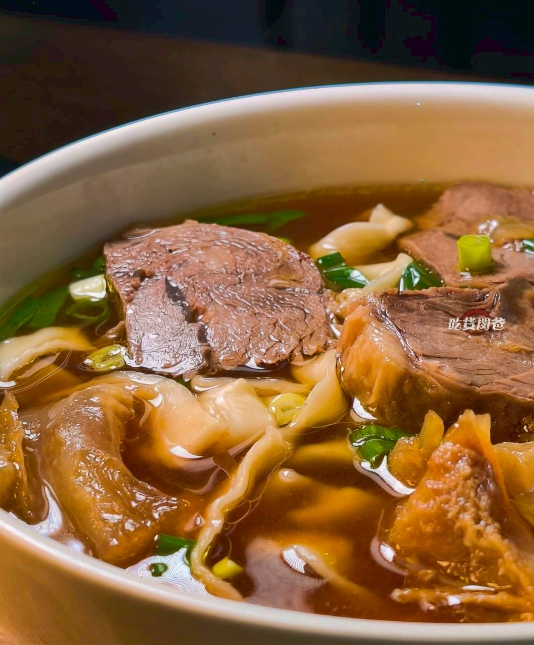 318霸王牛肉麵｜高雄鳳山｜牛肉嫩香、Q彈牛筋竟然還有超好吃的豬腳、腿庫飯!?
