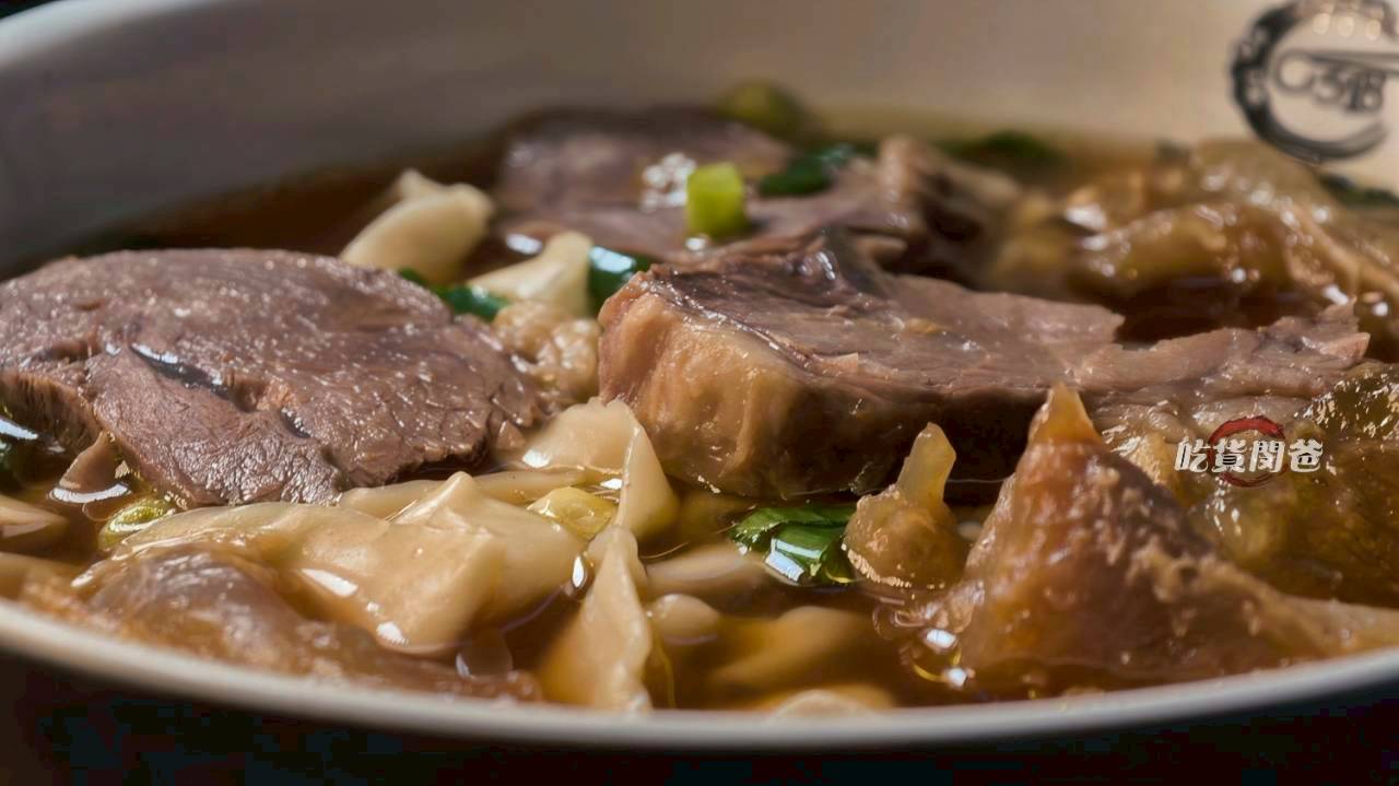 318霸王牛肉麵｜高雄鳳山｜牛肉嫩香、Q彈牛筋竟然還有超好吃的豬腳、腿庫飯!?