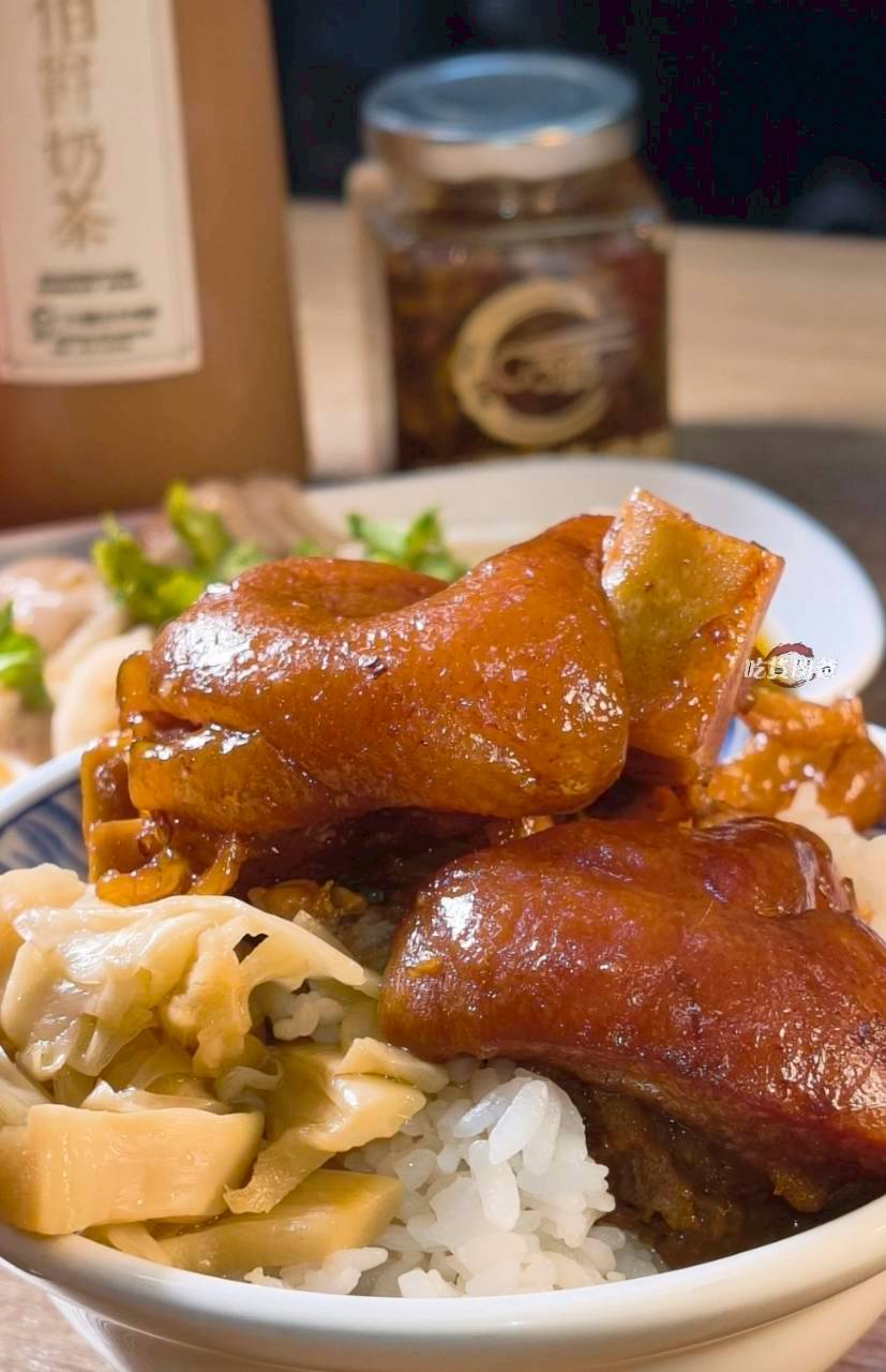 318霸王牛肉麵｜高雄鳳山｜牛肉嫩香、Q彈牛筋竟然還有超好吃的豬腳、腿庫飯!?