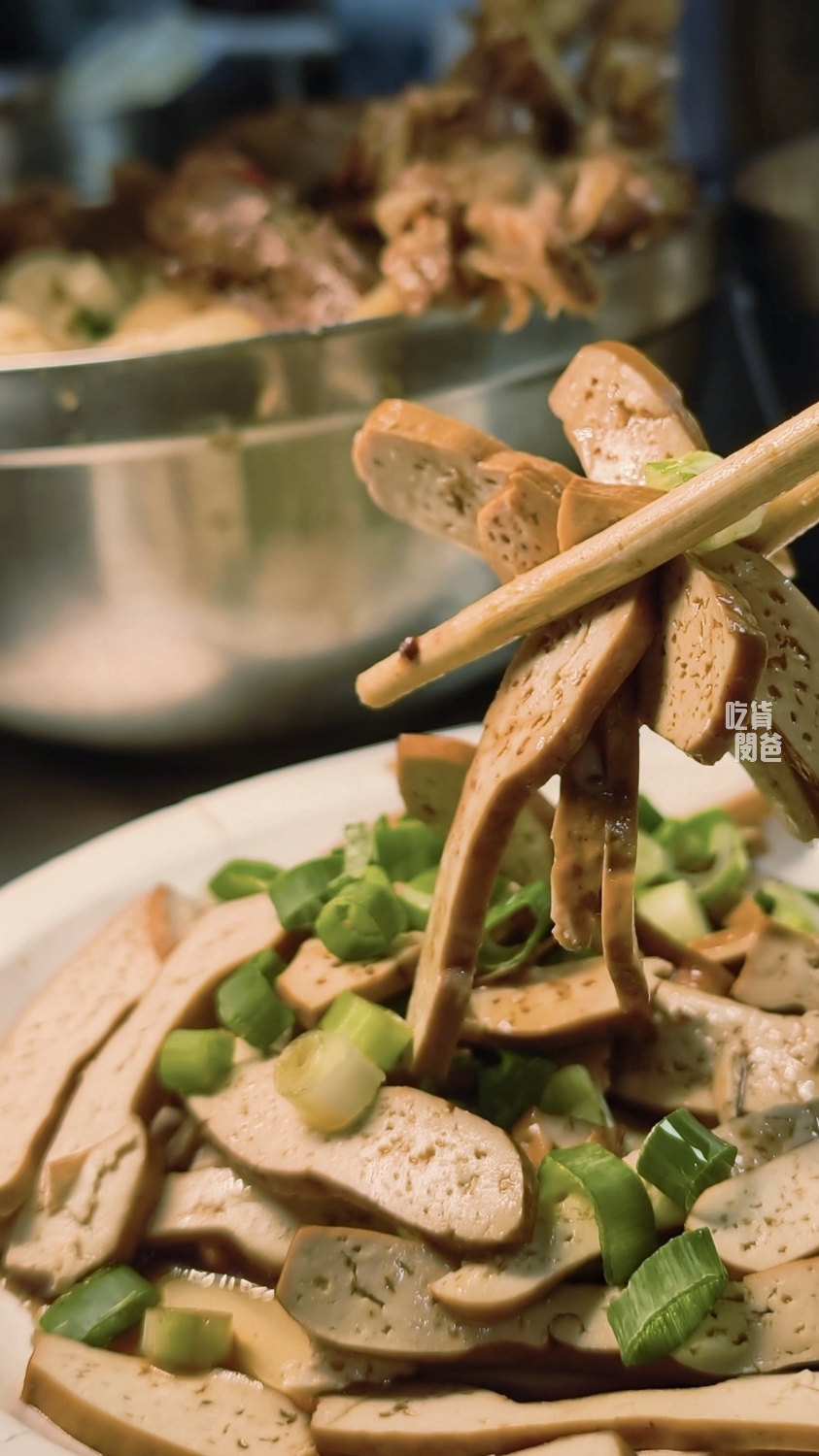 売牛原汁牛肉麵｜高雄鳳山｜紅燒超夠味！限量牛軟骨、牛三寶乾拌麵必吃！